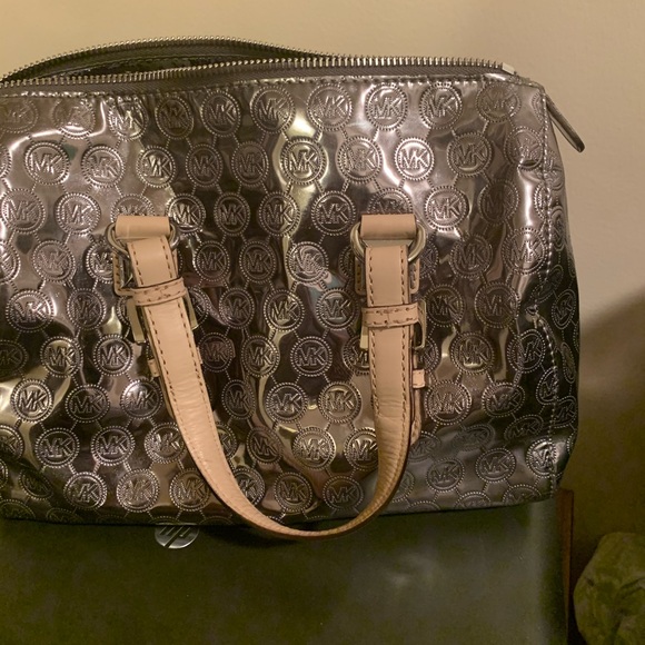 Michael Kors Handbag. GUC - Picture 8 of 10